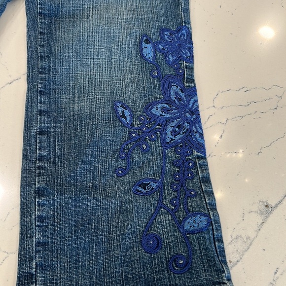 Coldwater Creek Crop Jeans with Decorative Blue Flowers sz.10 - Picture 2 of 9